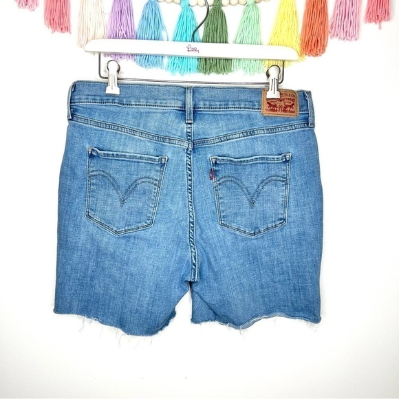Levi Strauss & Co Distressed Cut Off Light Wash Denim Women's Jean Shorts Sz 12 - Picture 6 of 16